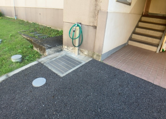 敷地内に散水栓や立水栓があると便利です。水道水を直接利用できるため、水を運ぶ手間を省くことが出来ます。大量の水を必要とする洗車作業や清掃などに役立ちます。その他設備とあわせて、現地でご確認ください。