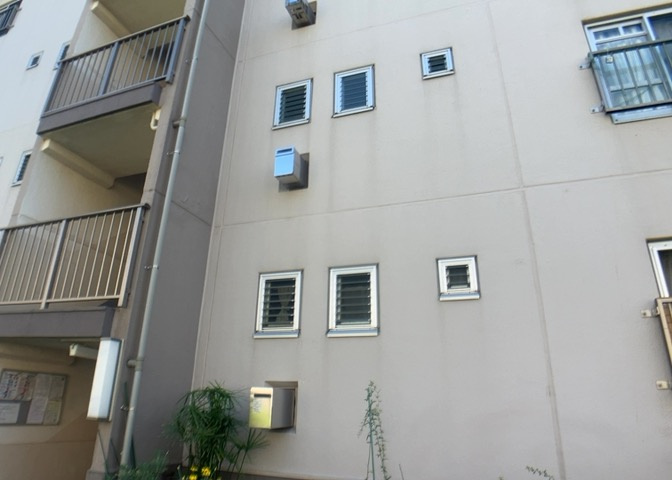 床下換気口は、床下に湿気がこもることを防ぎ、効果的に換気を行うために設置されています。床下換気口が設置されていない建物は、基礎パッキング工法などにより換気を行なっています。詳細は現地でご確認ください。