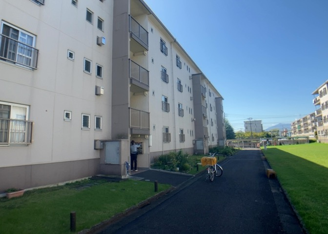 南側道路の場合は長い時間光を入れ込むことができるため、庭やリビングを道路側に持ってくることが多く土地価格も高い傾向にあります。一方北側道路だとリビングや庭が南側になりプライバシーを守ることができます。