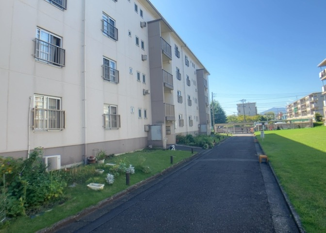 東側道路の場合は居室を南向きに設計しやすいため、朝日が入りやすいというメリットがあります。一方、西側道路も東側同様に居室を南向きに設計しやすいのですが、住宅地だと朝日が入りにくいという弱点があります。