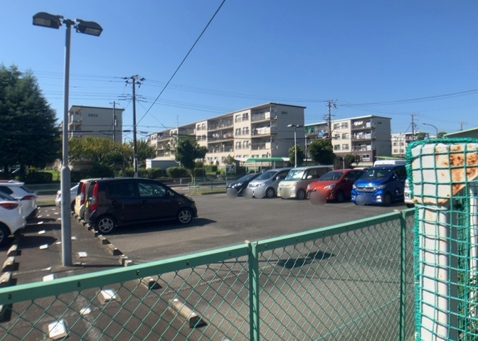 車一台あたりに必要なスペースは、標準サイズの普通自動車で横幅2m50cm、長さ5mは必要になります。ただし、乗降のことも考慮して横幅3m30cm、長さ5m50cmほどは確保できるところを選びましょう。