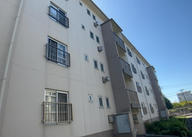 バルコニーは、建物内から室外へ楽に出入りできる便利なスペースです。また、バルコニーには手すりを付けることが義務付けられており、手すりの高さは110cm以上で施工することが建築基準法で定められています。