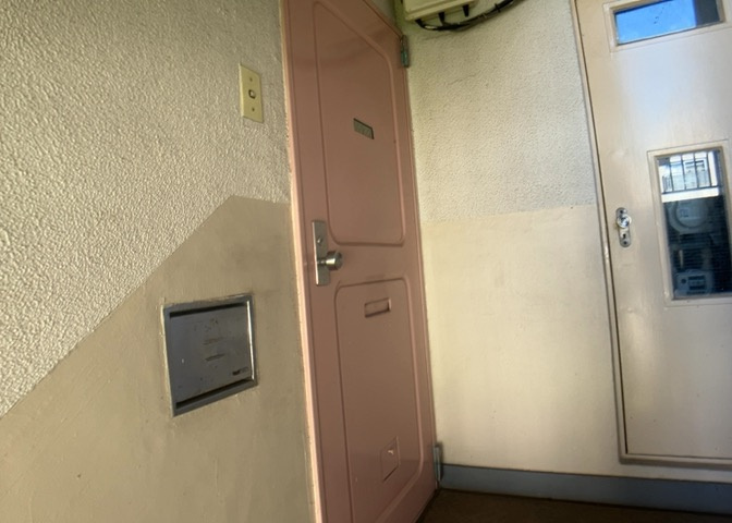 玄関は家の顔と言っても過言ではありません。現地を見学する際は玄関の広さや全体のバランスなどを見てみるといいでしょう。一般的なアプローチのしやすさだけではなく、お年寄りにも優しい設計のものだと安心です。