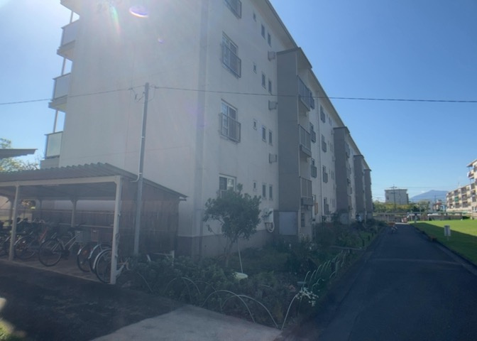 住宅用の土地では前面道路に2m以上接していなければならないと法律で定められています。しかし、お持ちの車のサイズやライフスタイルなどにより、2mでは利便が悪い場合もございますので、事前に確認しましょう。