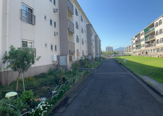 道幅が広い場所は日当たりや風通が良好です。幅が広いのですれ違いも可能ですし大きな車でも駐車可能！一方で、大型車が通ることも多くなるため交通量の増加により騒音に繋がります。また土地の値段が高くなります。