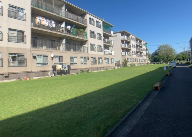 桜や紅葉の名所に出かける人は多いと思いますが、家にいながら季節の移ろいを感じる生活を送りませんか？リビングや窓から見える景色が生活を彩るワンポイントに！現地から見える景色を堪能してみては如何でしょう。