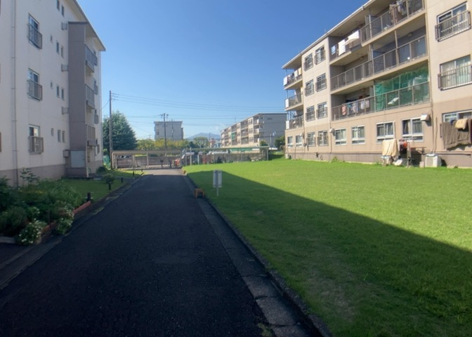 眺望を気にして物件を探す場合、前面に建物が建っていないか現地で確認しましょう！前面に建物があると景色はもちろん、日当たりや風通しにも影響が出てきます。住んだ時のことを想像しながら現地見学をしましょう。