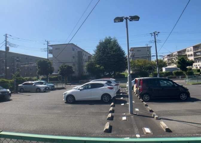 駐車場と明記されていても、最小スペースでつくられた駐車場だと大型車は駐車できなかったり、出入りしにくくなったりする可能性があります。お車のサイズと購入したい物件の駐車場のサイズを現地で確認しましょう。