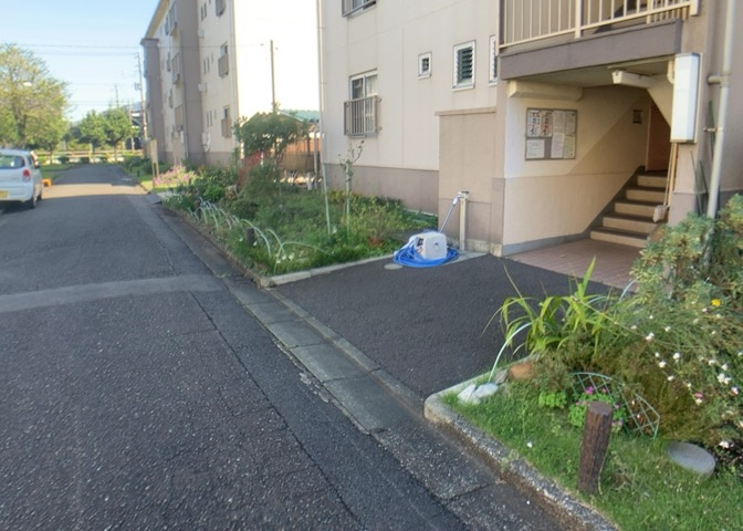 庭があることでガーデニングや家庭菜園はもちろん、こどもの遊び場やペットを放して遊ぶことができます。また、家の周囲に余裕があるということです。隣地との間があれば、十分な日当たりと、風通しが確保できます。