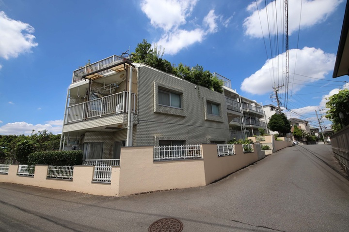 2021年11月外装大規模改装工事済！外壁が周囲の街並みと青空に生えるお洒落な仕上がり