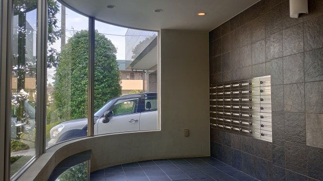 スタイリッシュに整えられた集合ポスト。エントランスまわりもすっきりとした印象です。