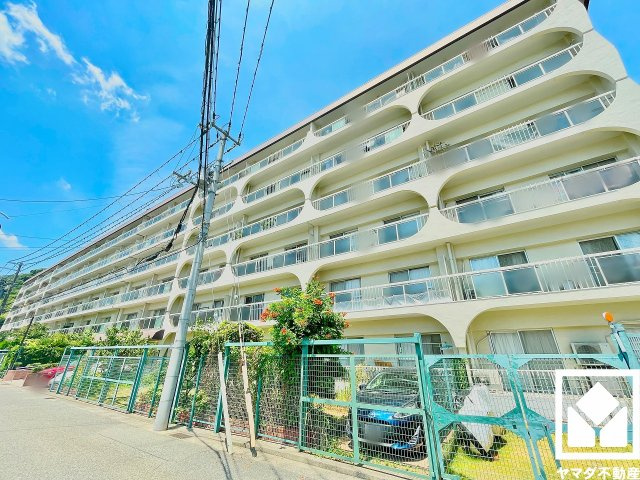 砂場やベンチを備えた「甲陽園本庄児童遊園」まで徒歩3分（約240m）。周辺には大小さまざまな公園が点在しており、目的に応じて使い分けしやすい環境で、子育て世帯の方にもお勧めです。