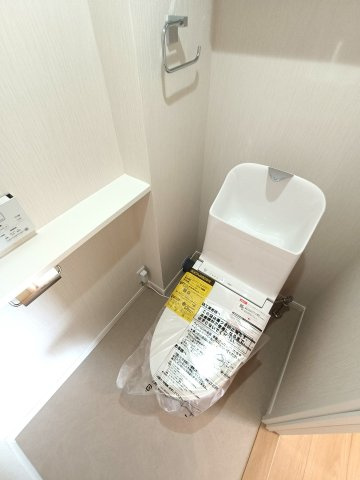 落ち着いた色調のトイレです
