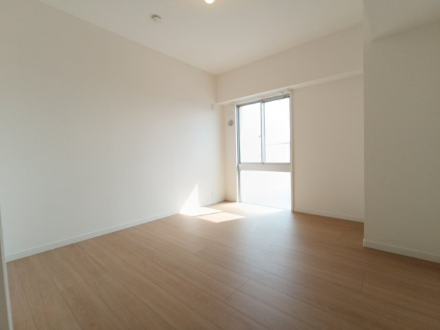 落ち着いた色調の洋室です