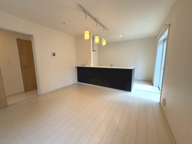 家族が自然と集まる、明るく開放的なリビング空間。　のんびりくつろげる、居心地のよさが魅力です。