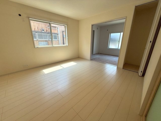 リビングに隣接した和室は、お子さまのお昼寝スペースや来客時にも重宝します。