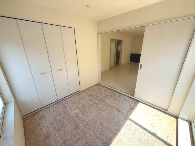 ごろ寝や読書にちょうどいい、くつろぎの和室スペース。