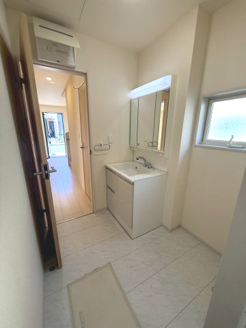 洗面小物や日用品を収納できる便利な設計で、整理整頓もラクラク。