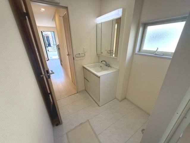 洗面小物や日用品を収納できる便利な設計で、整理整頓もラクラク。