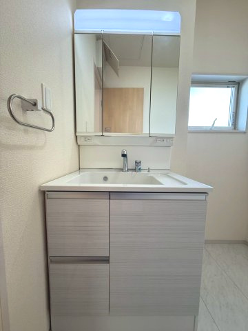 洗面小物や日用品を収納できる便利な設計で、整理整頓もラクラク。