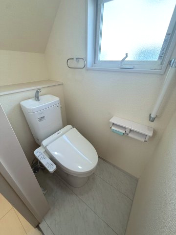 自然光と換気がうれしい、窓付きトイレ。