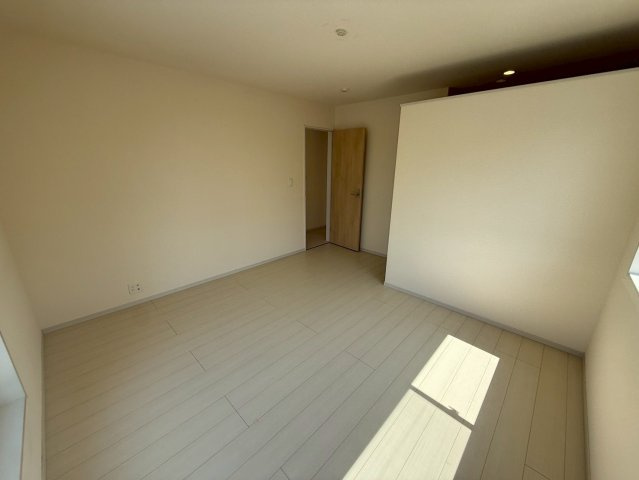 洋室8帖・WIC付き！