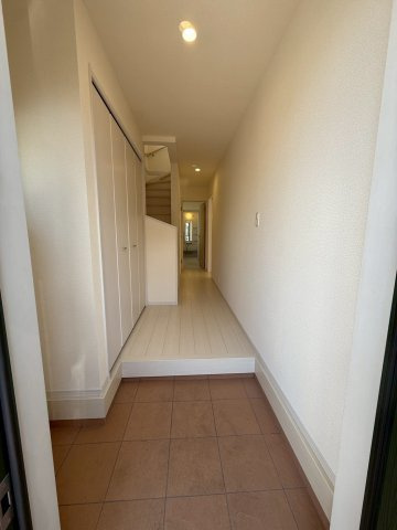 玄関は収納スペースもしっかり確保　いつもきれいな玄関を保つことができます