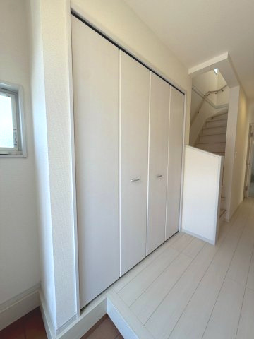 玄関は収納スペースもしっかり確保　いつもきれいな玄関を保つことができます