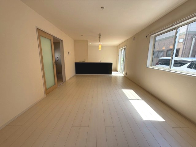 家族が自然と集まる、明るく開放的なリビング空間。　のんびりくつろげる、居心地のよさが魅力です。