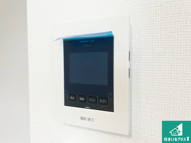 カラーモニターインターホン！声だけでなく来訪者の姿や顔がモニターで確認できるので、小さなお子様がいらっしゃるご家庭でも安心できます！
