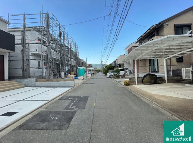 周辺は閑静な住宅街！前面道路広々で車の出し入れも便利です。駐車が苦手な方でも安心して車庫入れできます！
