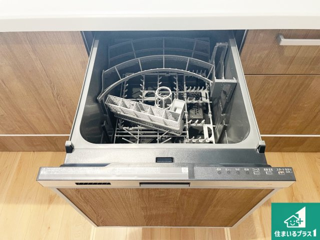 食事後の一仕事、食器洗いをボタン一つでお任せできちゃいます！場所を取らないビルトイン式なので、お料理スペースもしっかり確保！