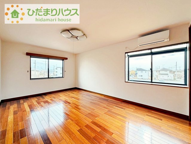 広めの主寝室は、ベッドの他にもパソコンデスクやドレッサーなども置けちゃいます(*^-^*)