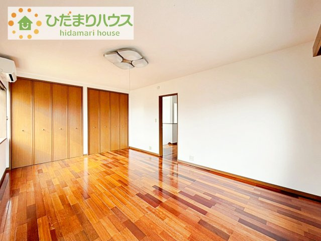 大きなベッドを置いても余裕の広さの主寝室♪