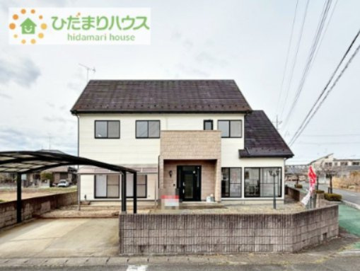 白を基調とした明るい印象を受ける外観です！