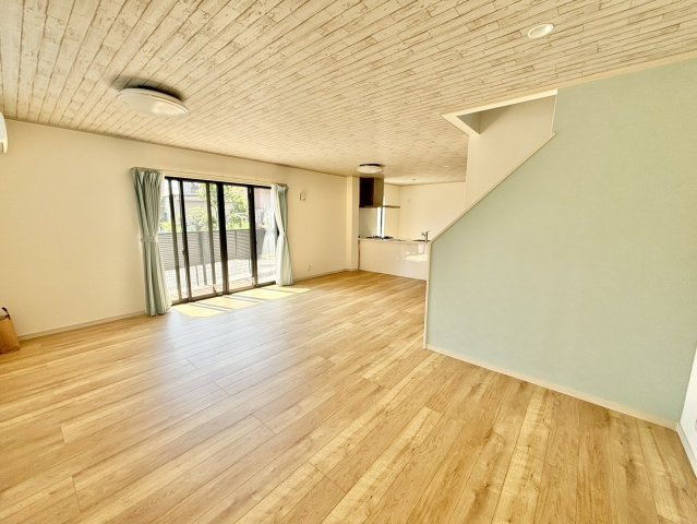 くすみグリーンの壁紙がかわいいリビング♪家具選びにワクワクしちゃいますね(*^-^*)