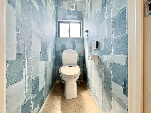 おしゃれな壁紙で、毎日のトイレが楽しくなりますね(*^-^*)