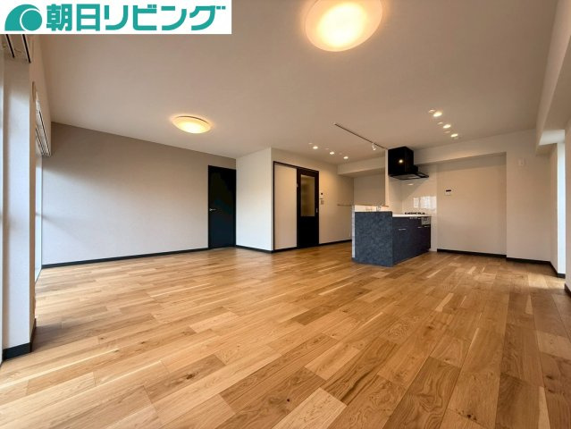 南面ワイドバルコニーに面した約21帖の広々としたLDKです