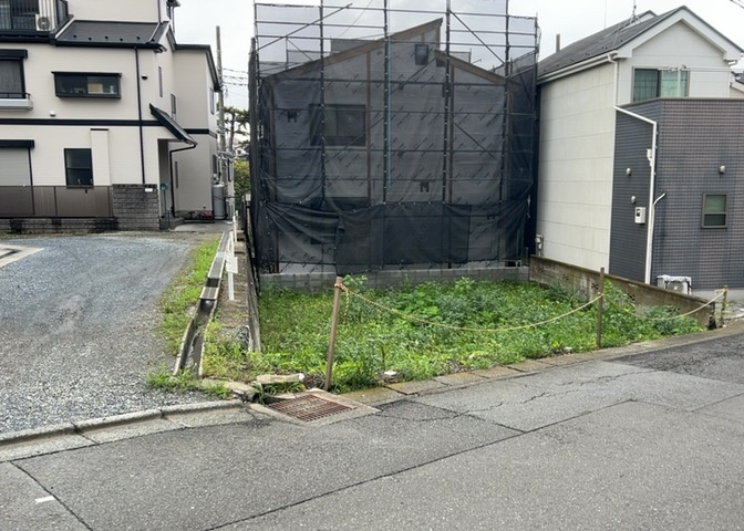 土地の形が極端に長細かったり、狭小地、あるいは道路との高低差がある傾斜地だった場合、後々売ろうとしても買い手がつかない場合もあります。後々、売却することになった時に価値の下がらない土地を選びましょう。