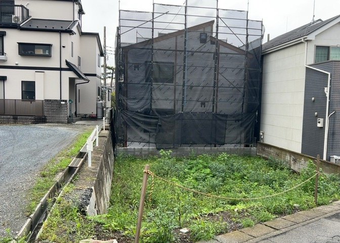 土地の面積＝住宅面積ではありません。建ぺい率の問題などで、土地のある場所によって住宅を建てられる面積は限られています。高さもしかり、「土地」という言葉の中には、建築条件も含まれると考えておきましょう。