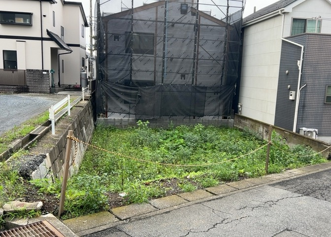 家を建てる場合、方位は要チェックです。現実的に日当たりのよい家ならばリビングは南側、建築基準法でも北側に当たる家への配慮は求められています。土地を見学に行く際は、方位磁針を持って行くようにしましょう。