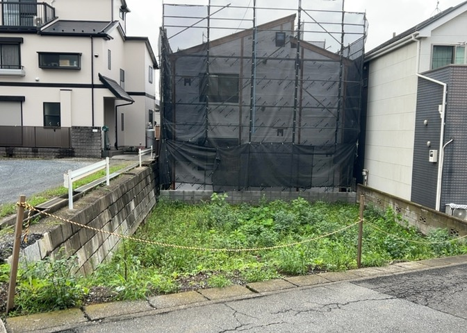 土地の前の道路に消火栓が設置されていることがあります。この場合、道路交通法第45条第1項により、駐車禁止の場所が指定されています。そのため、車庫などの駐車スペースをつくることができない場合があります。