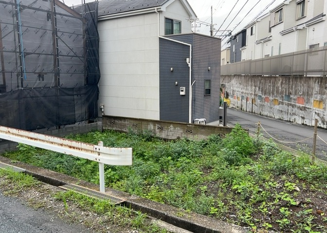 現地に行くなら、物件の周囲の地形がどうなっているかを見ることも大切です。周辺より低くなっている土地では、大雨などで水が集まりやすいため、地盤が弱くなっているということも考えられるため、注意が必要です。