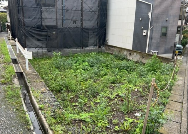 土地購入を検討されている場合、境界杭がない状態で購入してしまうと境界確定測量をする必要があり、費用がかかります。購入の前に、売主、隣土地所有者立ち合いのもと境界を確定し境界杭を設置するのがベストです。
