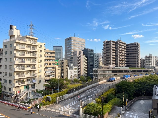 バルコニーからの眺望（東側を望む）　開放感があり、日当たり良好です。