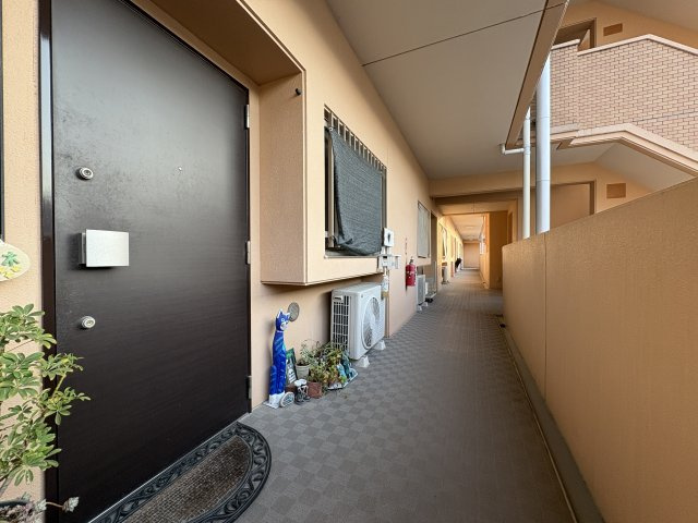 整然とした共用廊下は管理状態の良さが感じられ、安心感のある住環境。屋根付きで雨の日でも移動しやすく、毎日の出入りも快適です。共用部分までしっかり手入れされている点も魅力です。