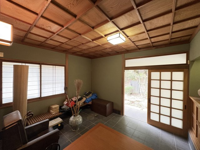 採光をしっかり確保した明るい玄関ホールです。引き戸仕様で開閉がしやすく、動線もスムーズな設計となっています。外とのつながりを感じられる配置で、出入りのしやすさも魅力の一つとなっています。
