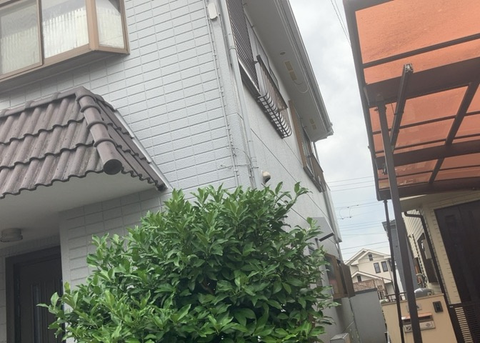 バルコニーは、室外の専用スペースのうち、「屋根がなく開放された空間」であるものを指します。ベランダより広いタイプのものが多く、日当たりもよいため家庭菜園などを楽しみたい人にとって適した環境となります。