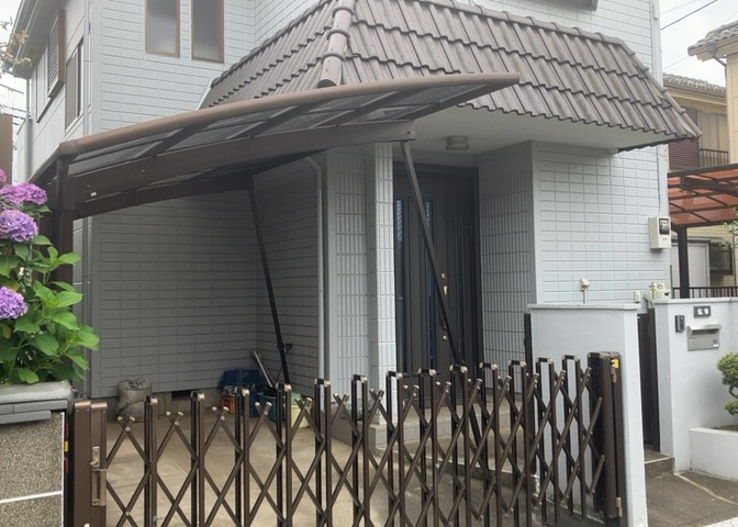 木造住宅とは土台、壁、柱など建築物の強度を支える構造体の材に木が使用されている構造を指します。構造体は建物の自重を支えるだけではなく風圧や水圧、積裁荷重などあらゆる衝撃に耐えるための基礎です。
