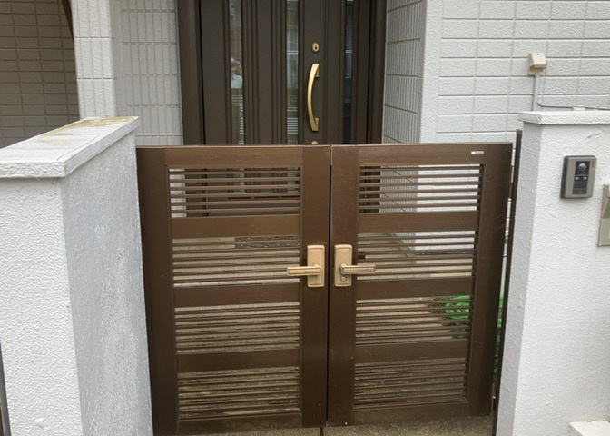 玄関ポーチにおいて最も重視すべきと言っても良いのが広さです。適切な広さの玄関ポーチでないと外見的なバランスは崩れてしまいますし、何より使いにくくなってしまいますので、現地で実際に下見をしてみましょう！